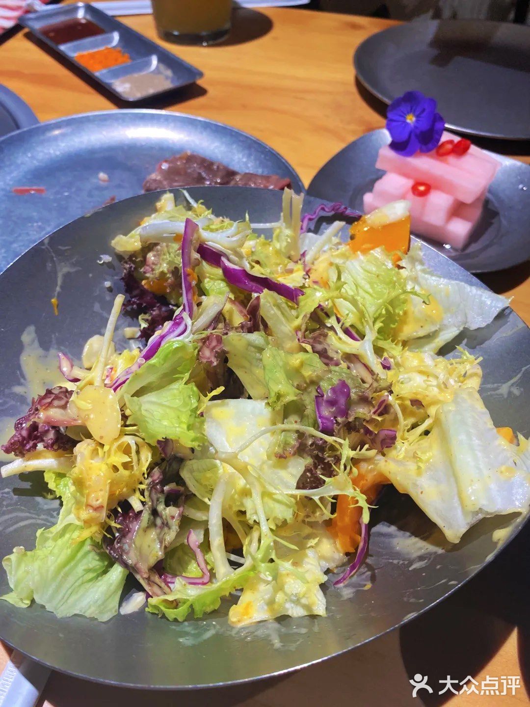 这家烤肉店真解放双手！体会帅哥烤肉的快乐！