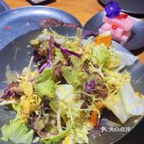 这家烤肉店真解放双手！体会帅哥烤肉的快乐！