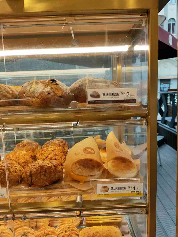 85度c(上海吴江店)-"介绍一款早餐面包, 「奶香可颂」,当早餐.