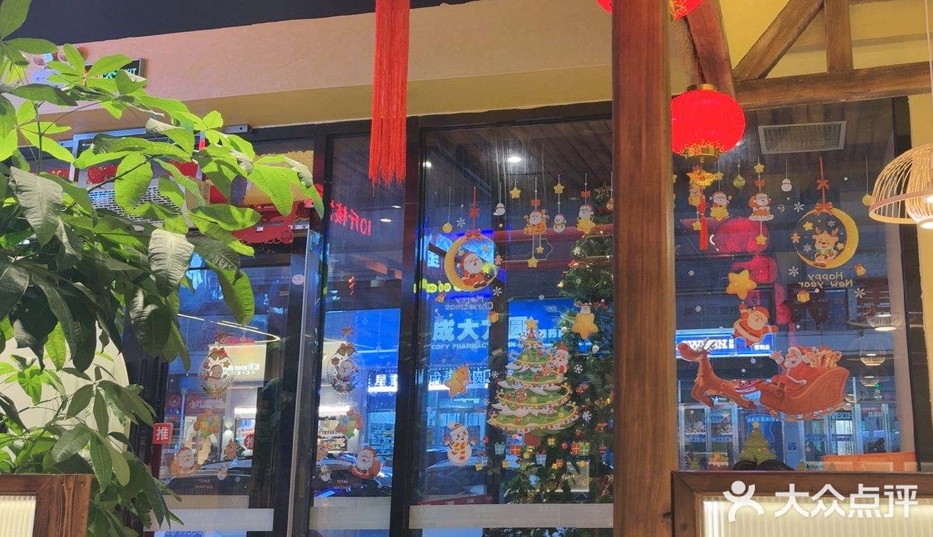 今天探访了核桃碳烤肉馆，店内环境雅致，炭火烤肉香气四溢