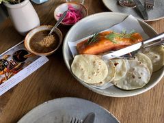 烟熏三文鱼配烤饺子皮和芥末籽酱-BOR Eatery(安福路店)