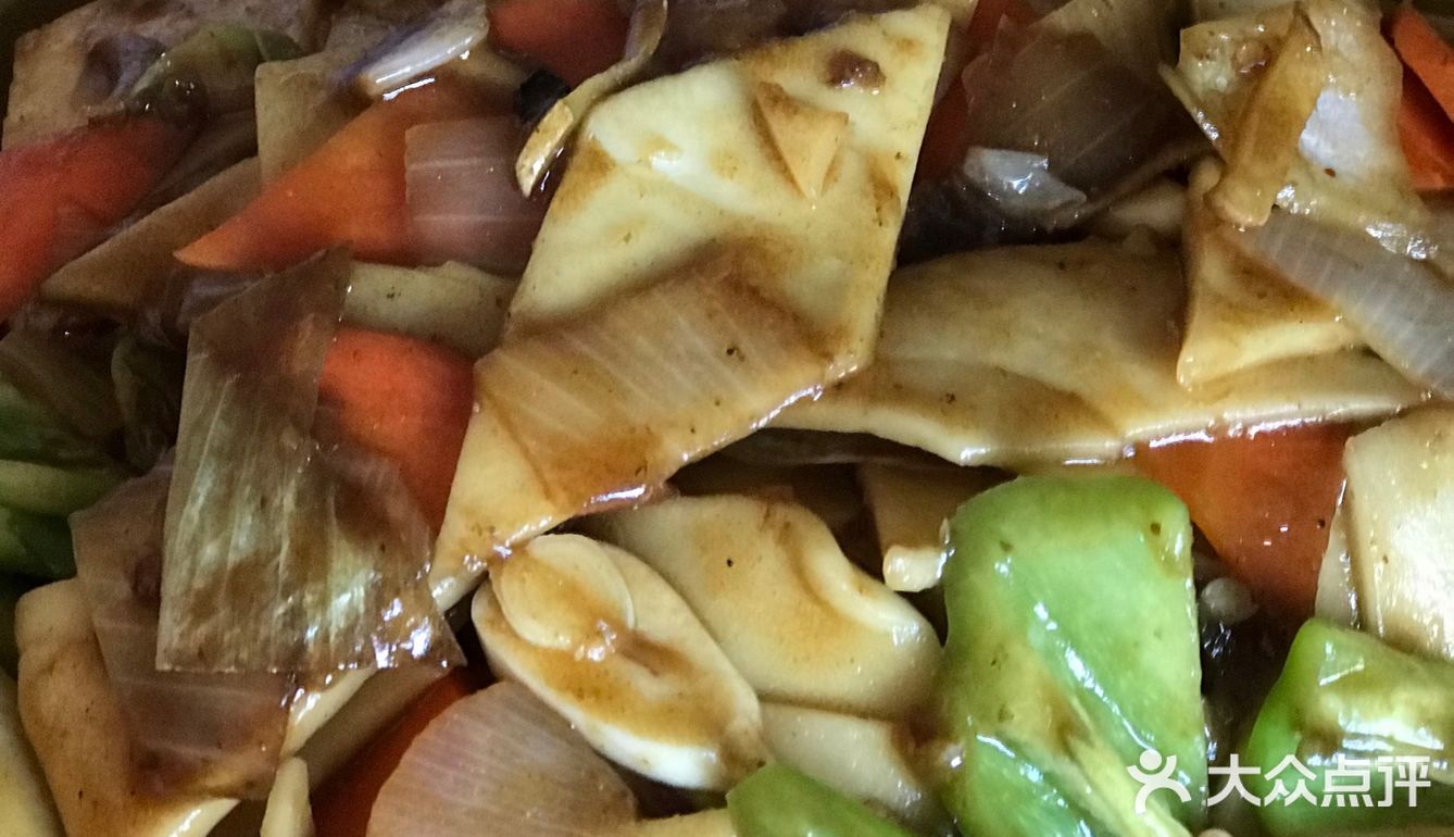 大盘鸡和炒面片！材料非常简单：半只三黄鸡