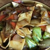 大盘鸡和炒面片！材料非常简单：半只三黄鸡