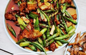 Wheat Cake with Spare Ribs and Twice-Cooked Pork