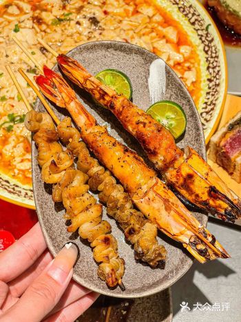 底下的拉面很Q弹有嚼劲 趁热吃不然会坨