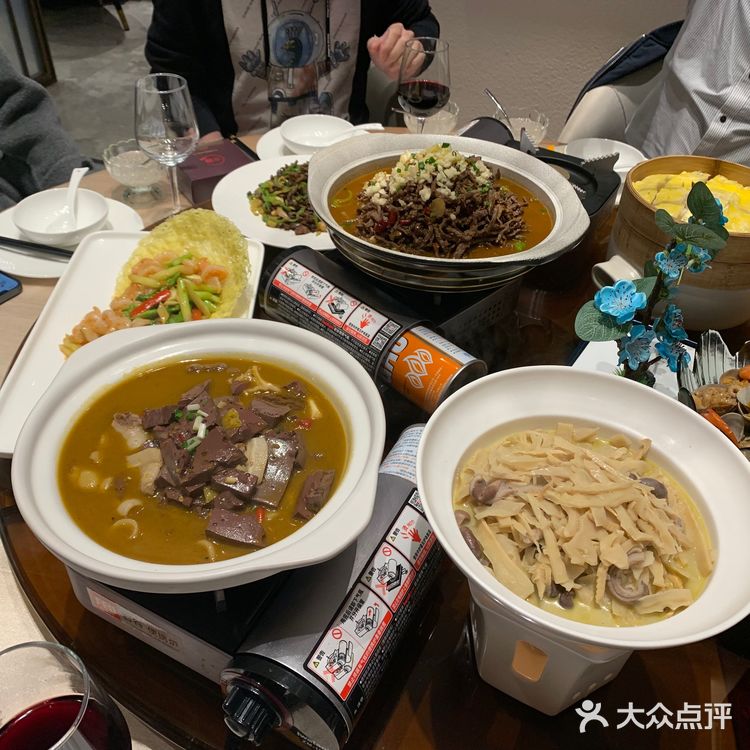 牛肉火锅、鱼糕、香肠等等，哦