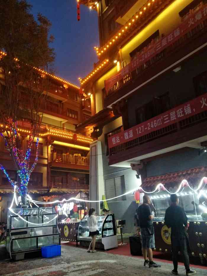 魏源美食城恒达夜市广场-"许昌新地标,位置好找就在胖东来服饰大楼对.