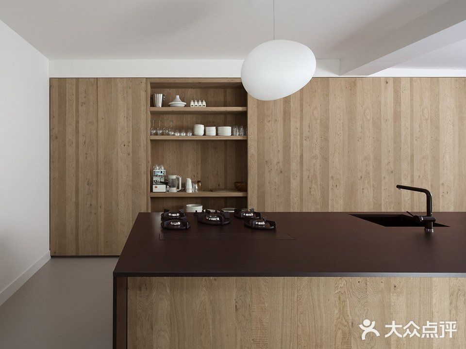 由车库改建的明亮宁静大屋