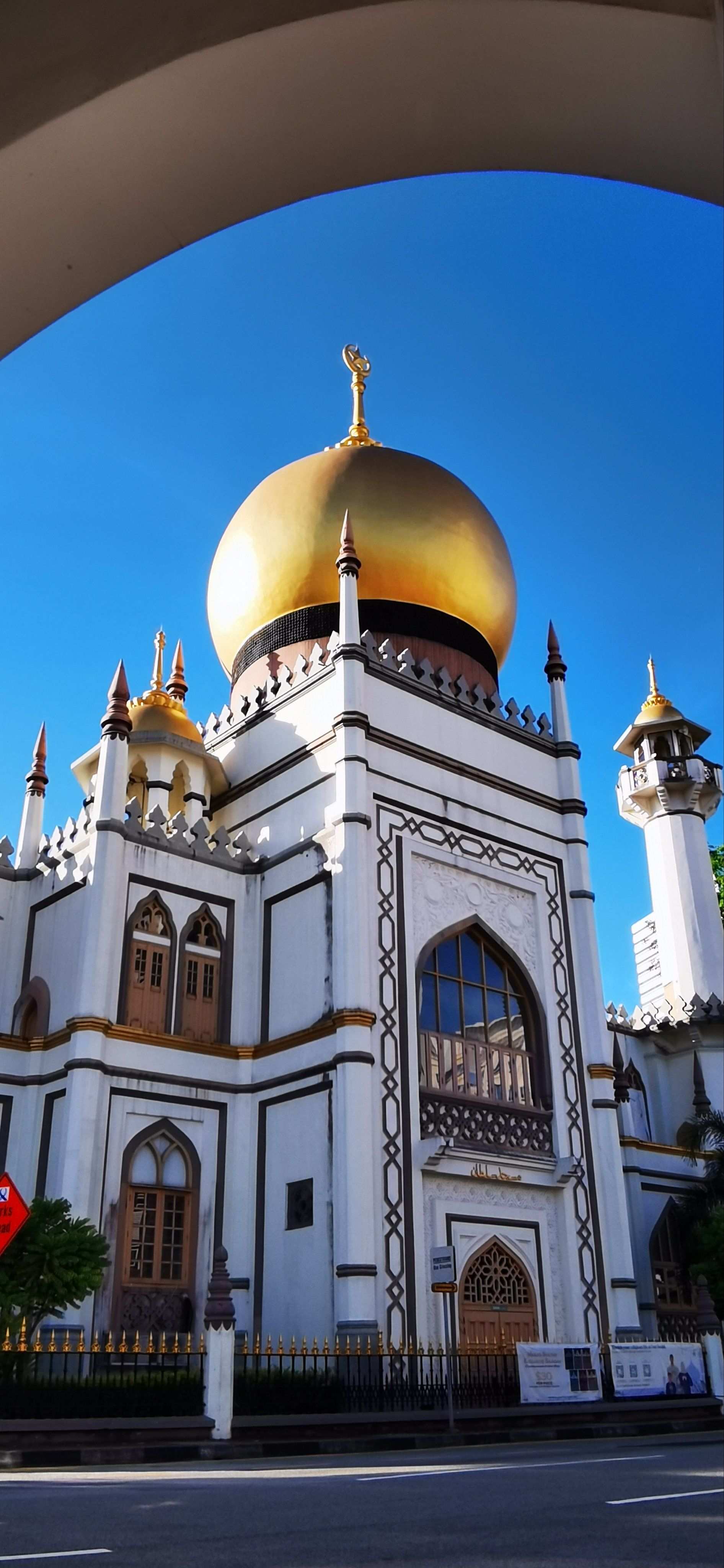 苏丹回教堂,地处历史悠久的甘榜格南,是新加坡最大也最壮观的宗教建筑