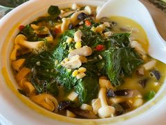 上汤真菌豌豆尖-那家小馆•北京菜•烤鸭(香山店)