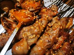 纯手工羊肉串-聚串门儿·东北烧烤(信义坊店)