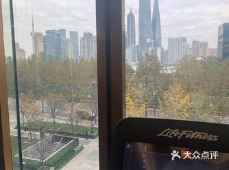 真想感叹一下 游客满满的外滩附近终有一家高端健身房了