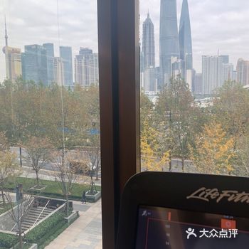 真想感叹一下 游客满满的外滩附近终有一家高端健身房了