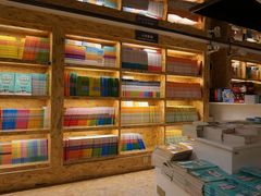 -新华里咖啡书吧(新华书店小寨店)