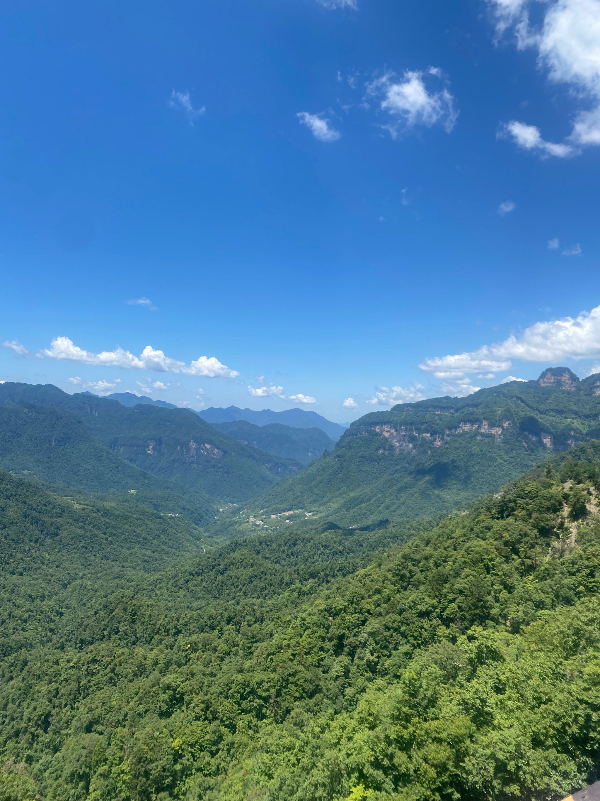 山巅远眺的风景
