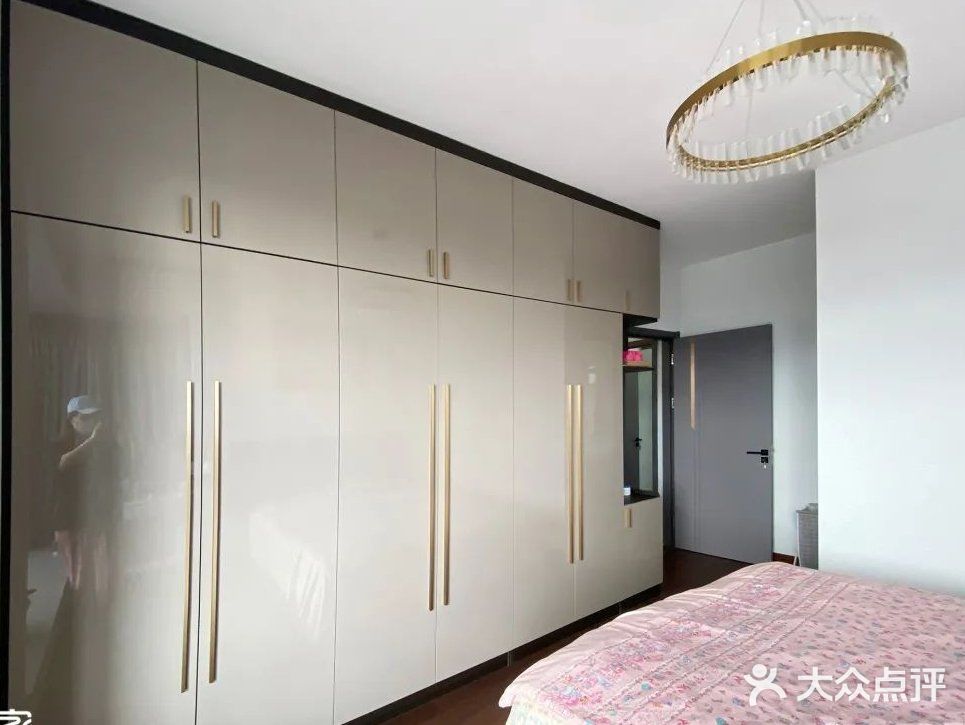 卧房采用睡眠区与储物区分离的设计，线条简洁光滑的门板