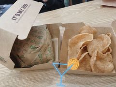 汉堡虾片合影-魏斯理汉堡(西安沣东吾悦店)