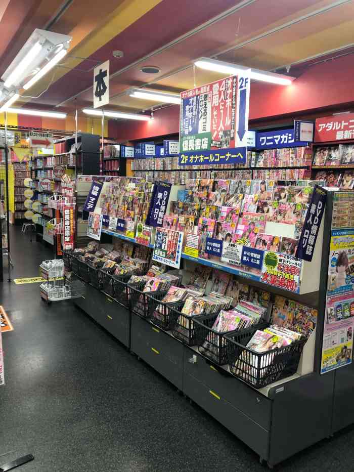 信长书店难波店-"emmm.因为这家书店的"特别",抱."-大众点评移动版