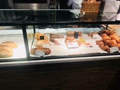面包甜点陈列柜-YUMI芽米·法式烘焙·咖啡(文化宫店)