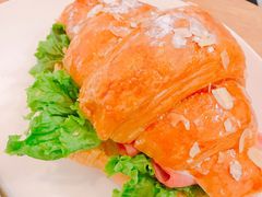 火腿芝士杏仁牛角三明治-Blueglass酸奶(财富购物中心店)