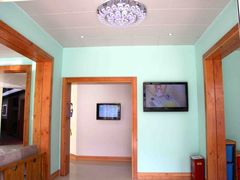 门厅更换的触屏信息栏-上海浦东新区民办小白鸽幼儿园