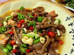 腊肉炒野菌-小辣椒·川菜馆·羌家铜锅土火锅(茂县店)