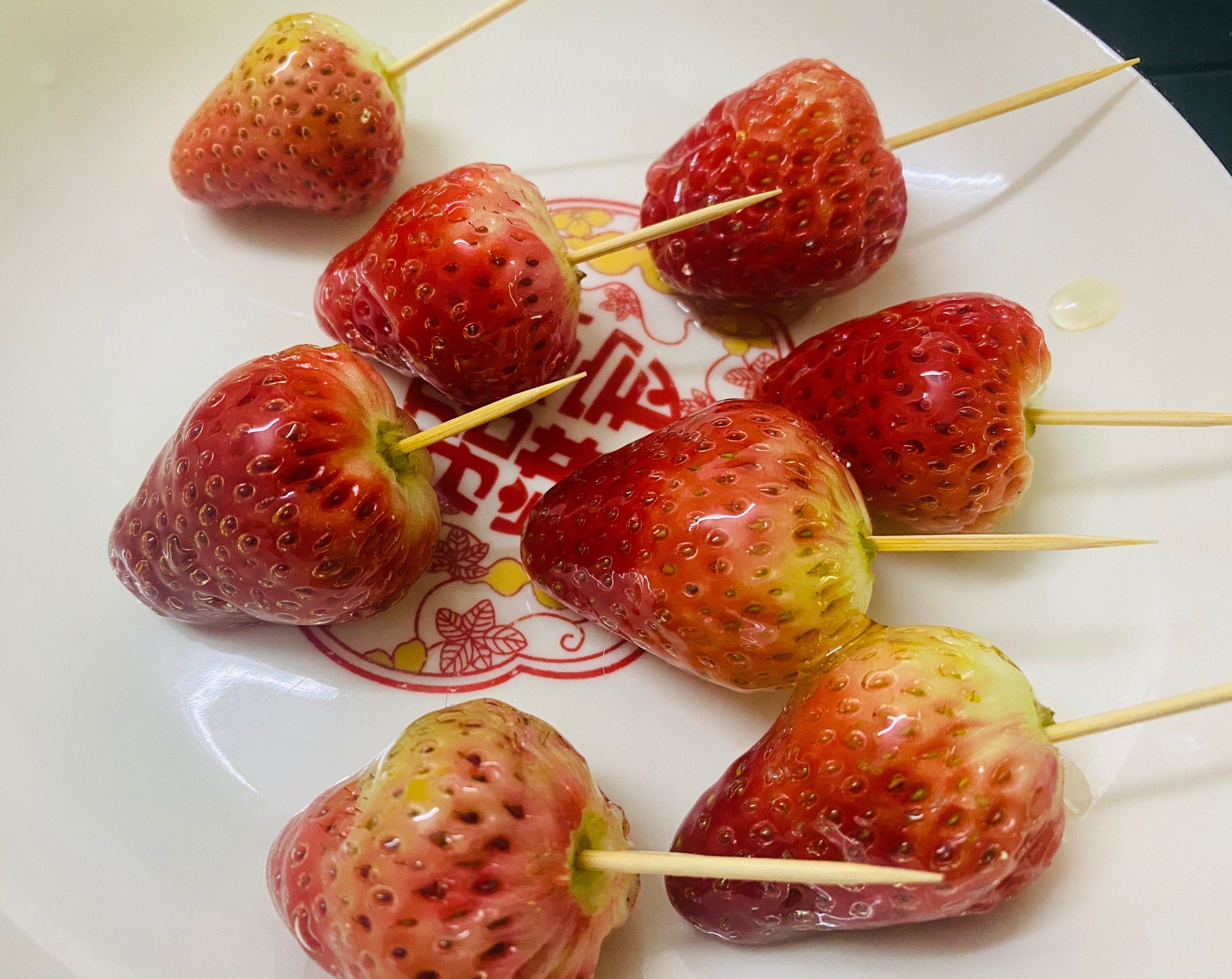 这个季节怎能少得了一串糖草莓带来的快乐