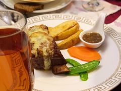 芝士烤带骨牛排配薯角-92°C俄式厨房(中央大街店)