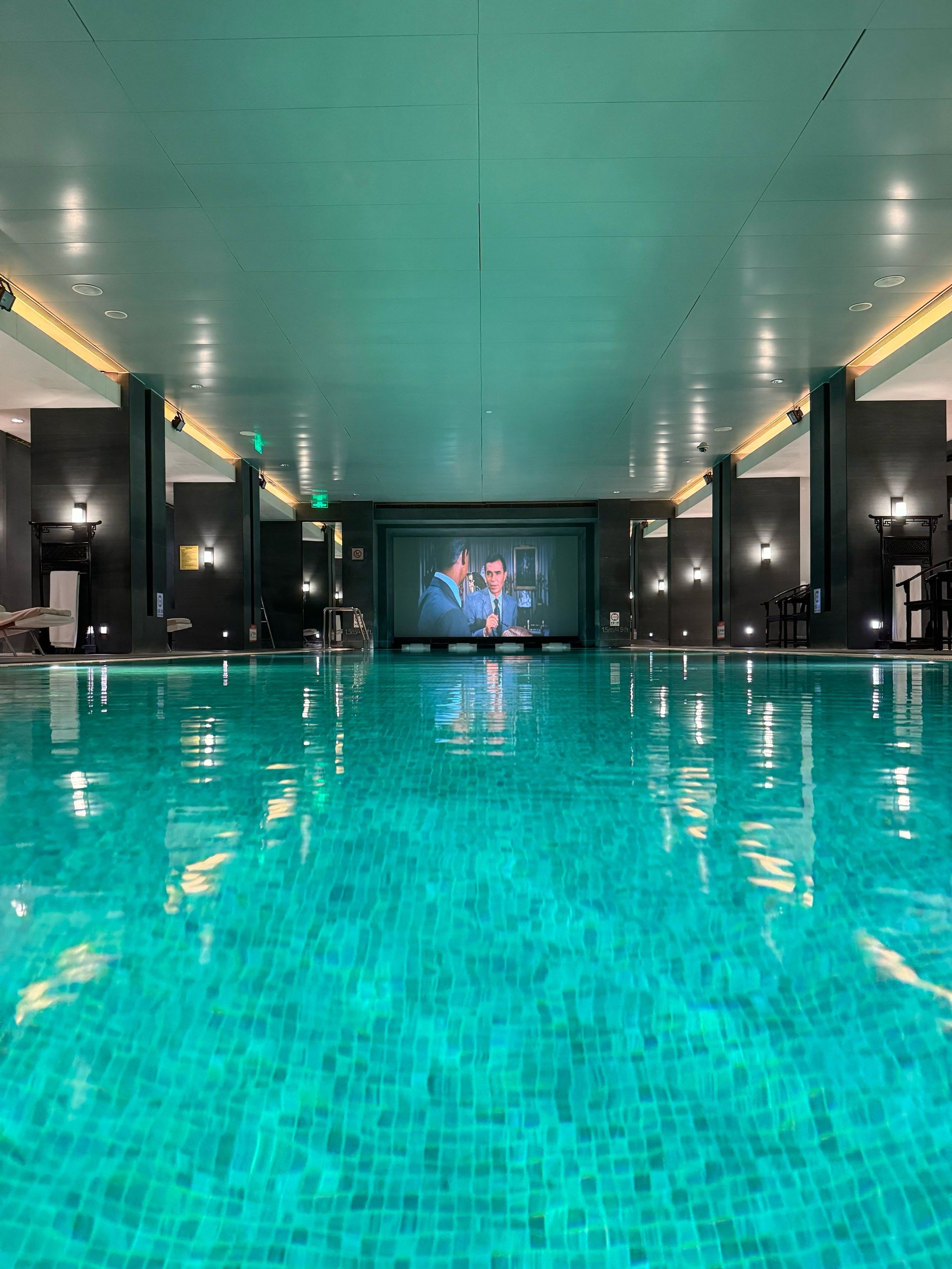 游泳池里的独自快乐谁懂啊