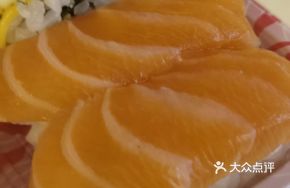 Black Pepper Salmon Sushi (Medium Rare)