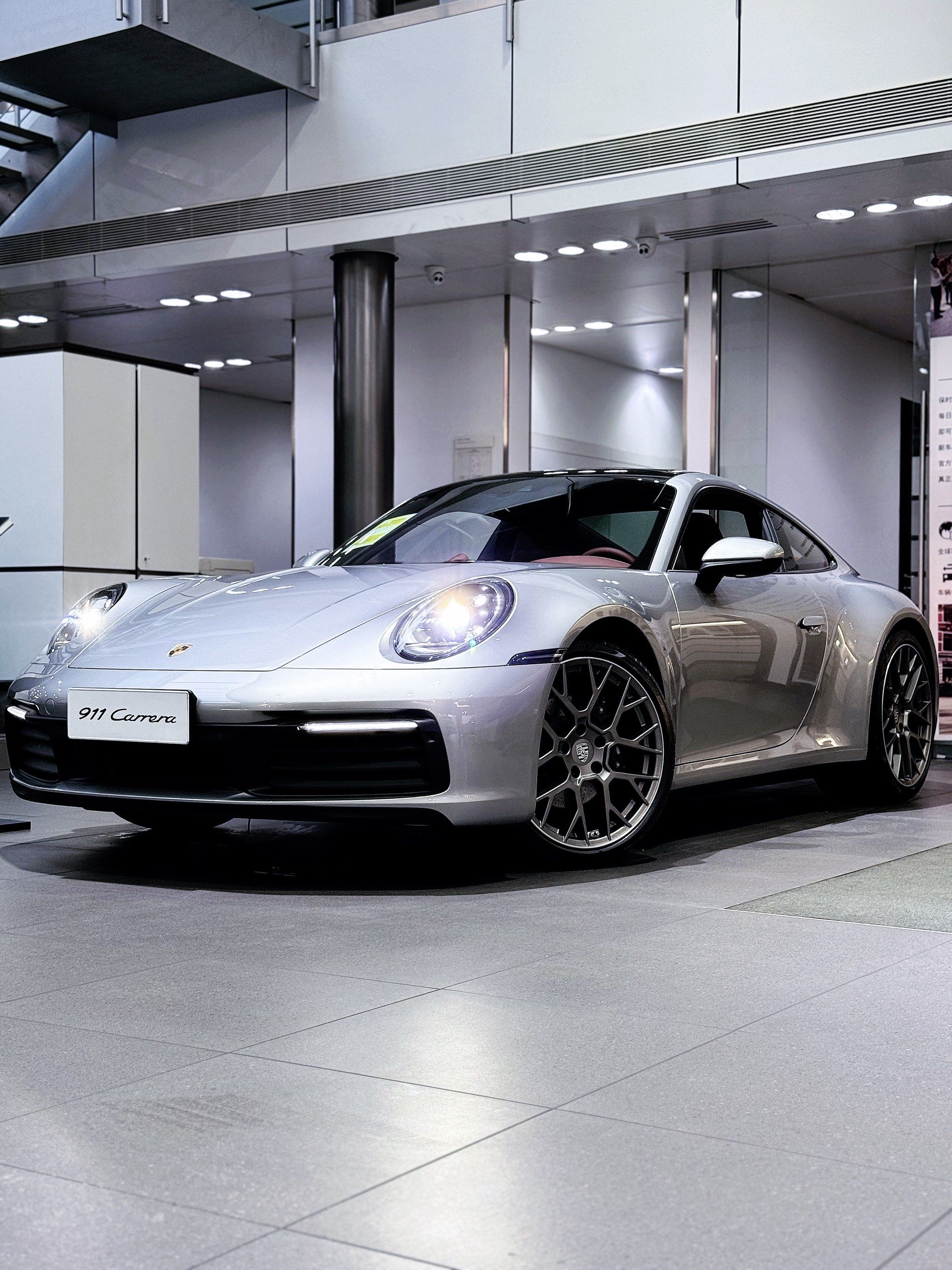 经典耐看的冷银色系
无可挑剔的金属质感漆
优雅又高级
这款gt