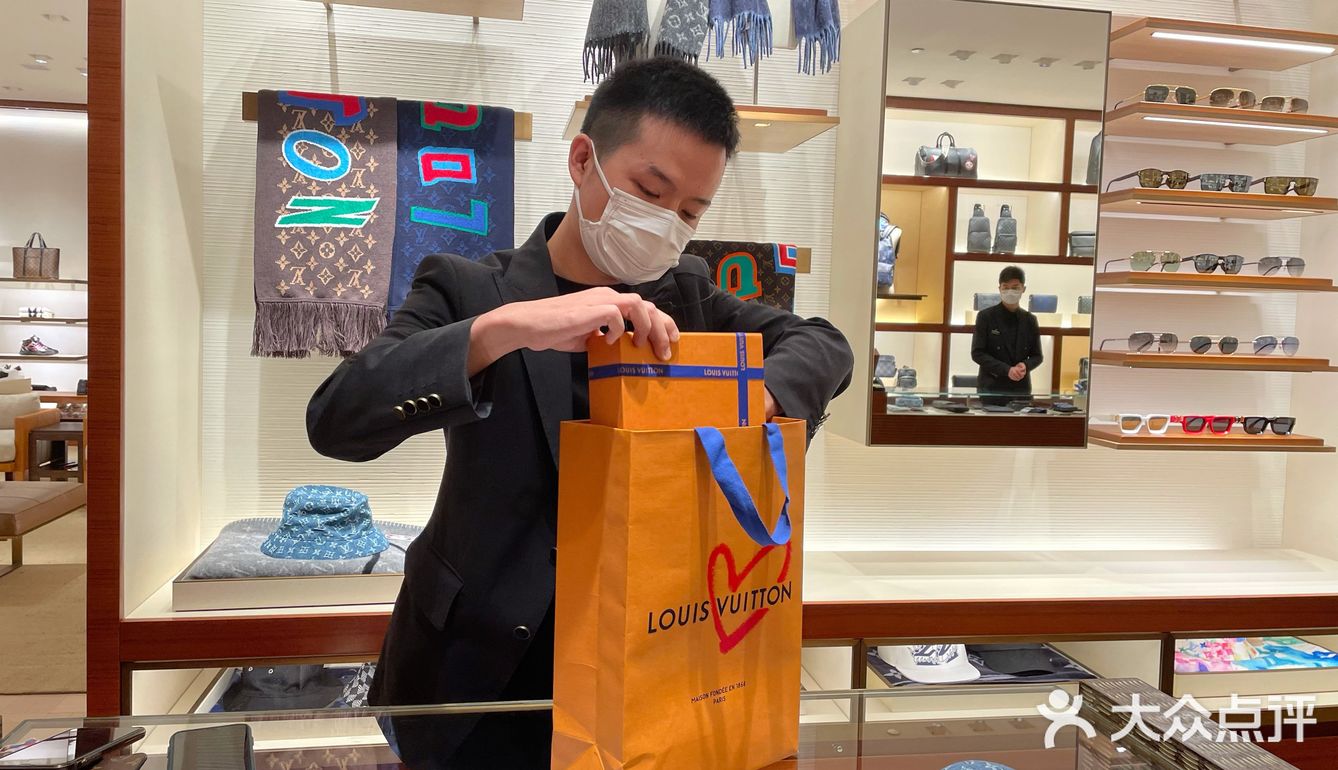 发现里面超级齐全,送礼物的可以安排了,进门就是sam导购小哥哥接待的