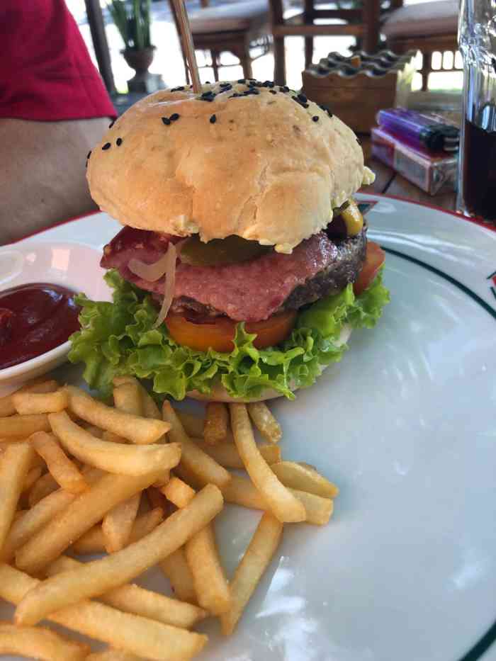 papas cafe-"位置不错,晚上有歌手唱歌.番茄汤很浓,快.