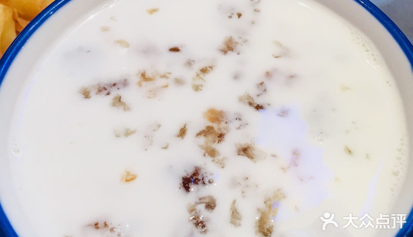 炸牛奶：外面是春卷皮，炸的脆脆的，里面是软软的奶