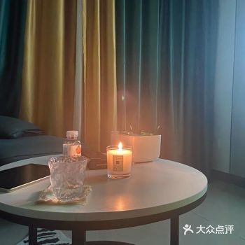 祖马龙香薰蜡烛 超小资，又浪漫的一款，简洁高雅的外观