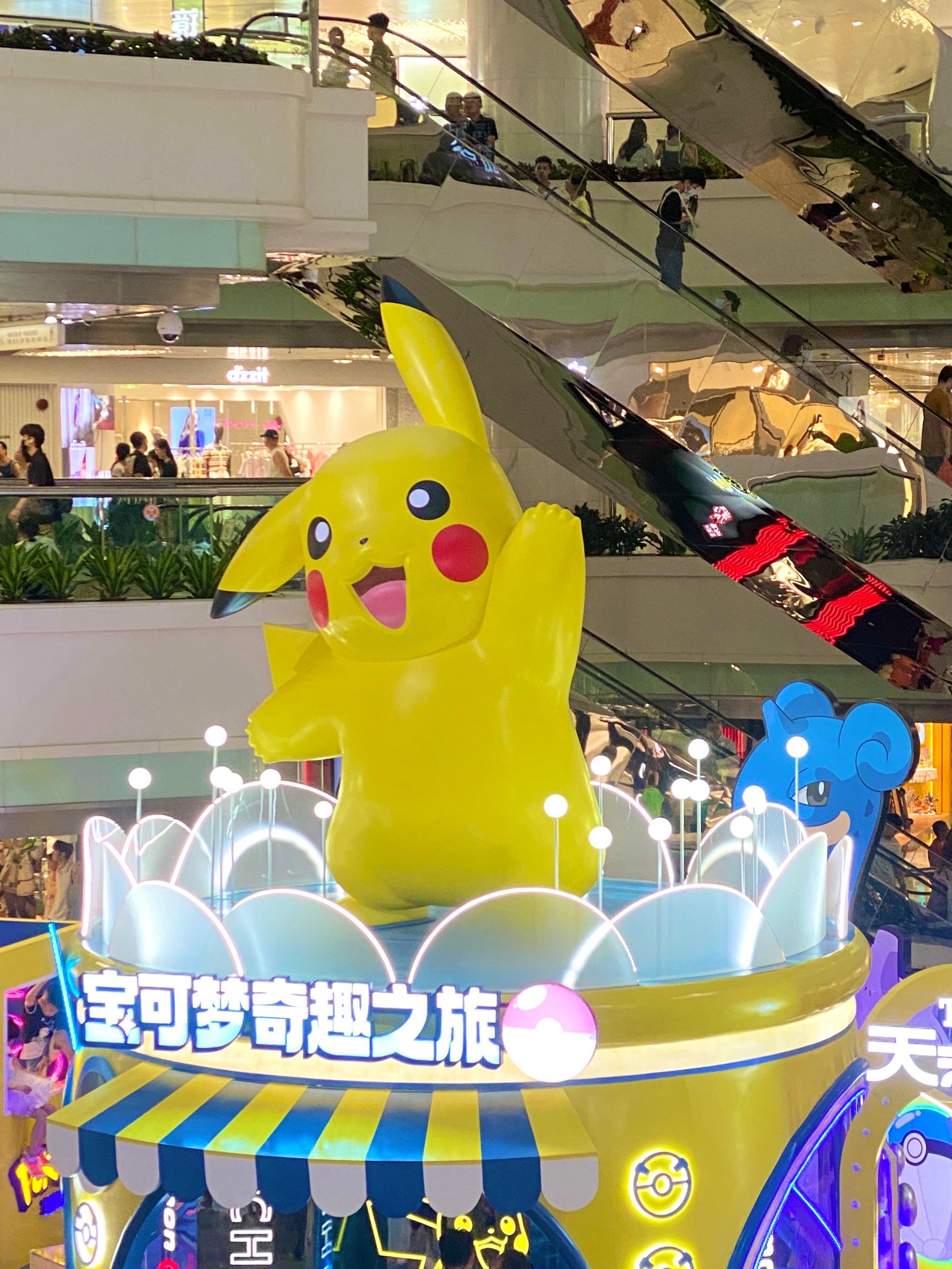 n北广场有4米呆萌的可达鸭1楼中庭有皮卡丘和其它宝可梦家族
