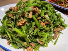 鲜豆角丝炒肉-姥姥家春饼店(佳亿时尚广场店)