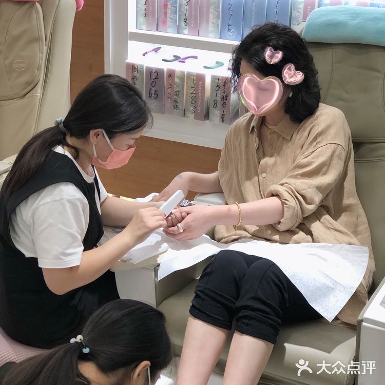 手指轻舞绽放流光溢彩，人类高质量美甲了解下