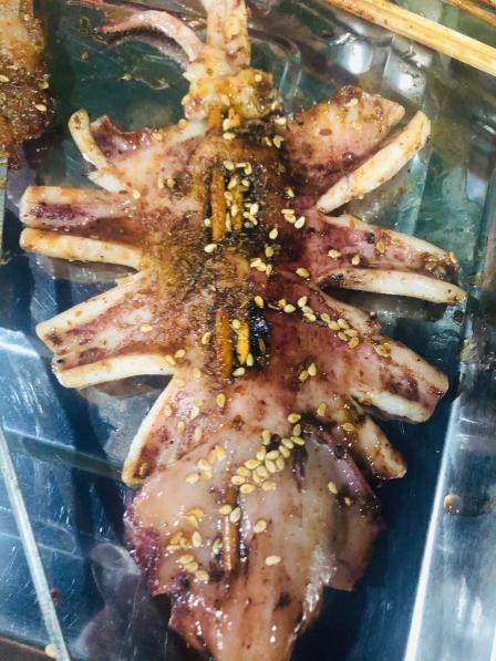 0 服务 : 5.0 烤鱿鱼非常棒,个头也大.他家的烧烤绝对良心菜品