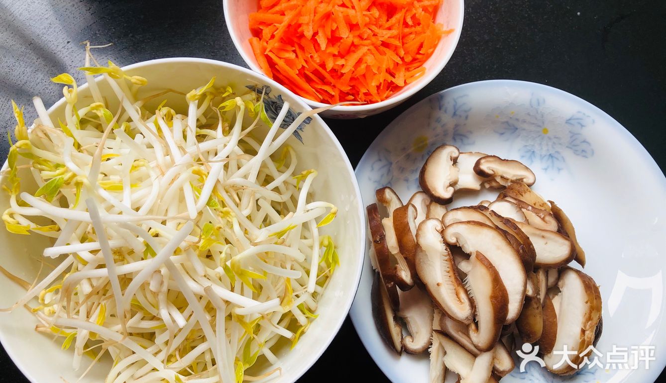 碗里装上米饭，把煮好的食材放进去，中间放上个煎蛋