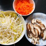 碗里装上米饭，把煮好的食材放进去，中间放上个煎蛋