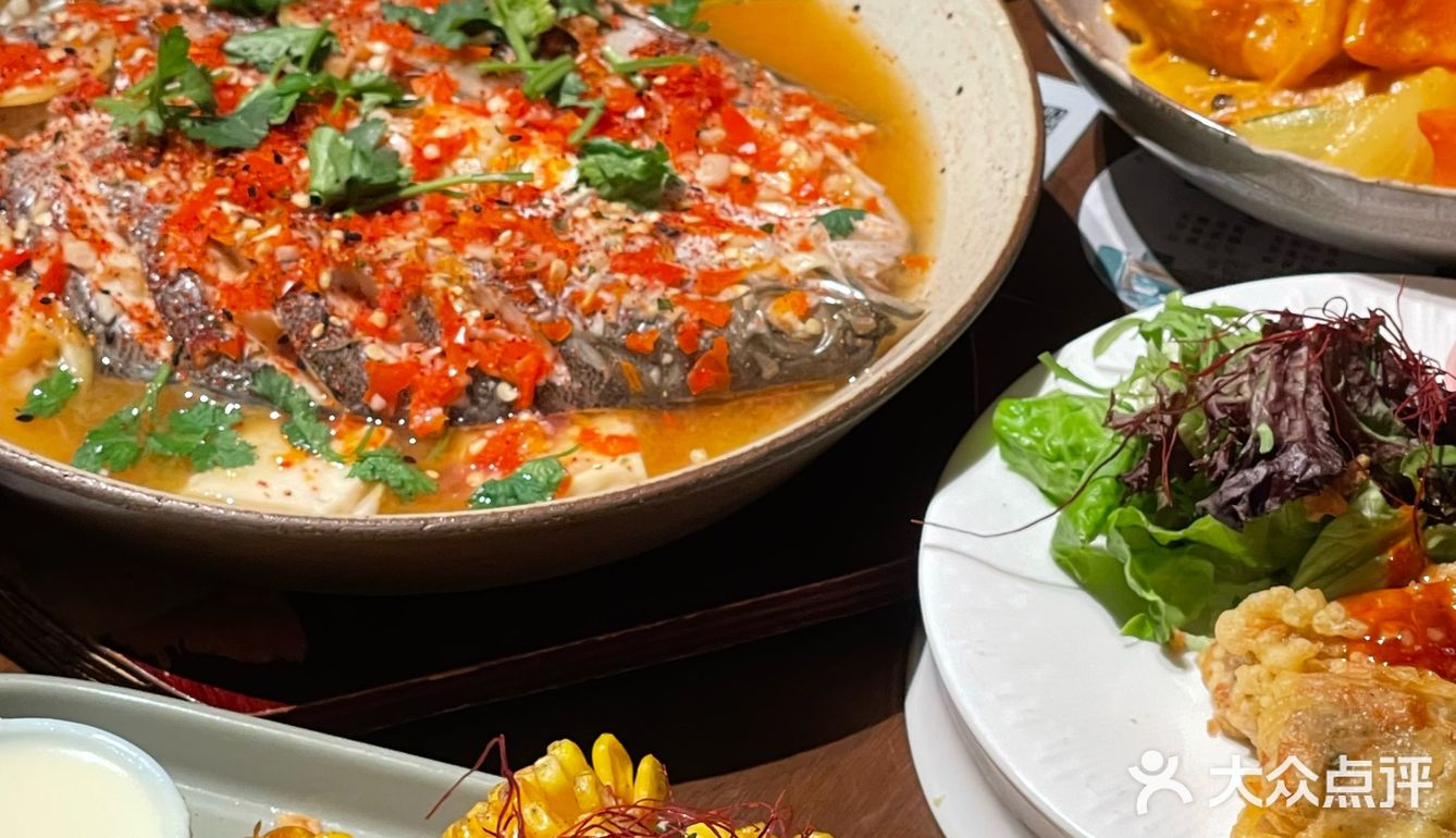 西大街新开的这家餐厅环境太好了 沿河而建