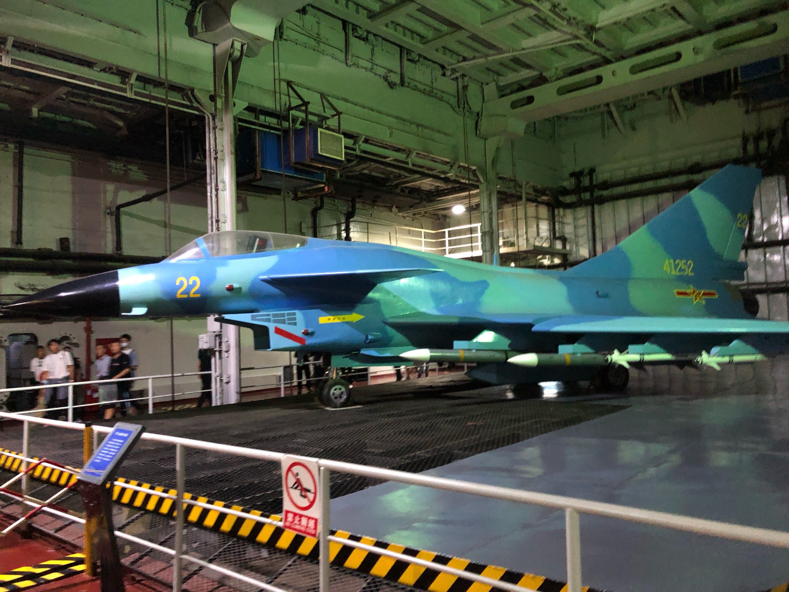 登上航母,内部构造复杂,各种军事设施如飞机,火炮等,仿佛诉说着往昔的