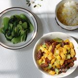 先把里脊肉裹上淀粉鸡蛋在锅里炸一下