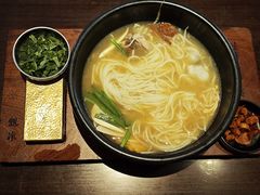 铜米·来吃一碗好米线-银米·云南传统过桥米线(双廊黑金冠店)