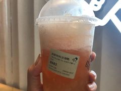 颜好腿长的温柔小姐姐-喜茶(天津乐宾百货店)