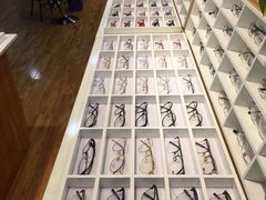 -MiRi眼镜连锁·蔡司·尼康控优点合作店(莘庄店)