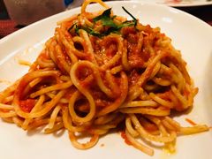 经典意大利细面配蒜味番茄酱-WOLFGANG PUCK KITCHEN & BAR(迪士尼小镇店)