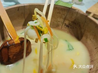 环境很好，非常有云南地方特色，配乐适合，非常适合家庭