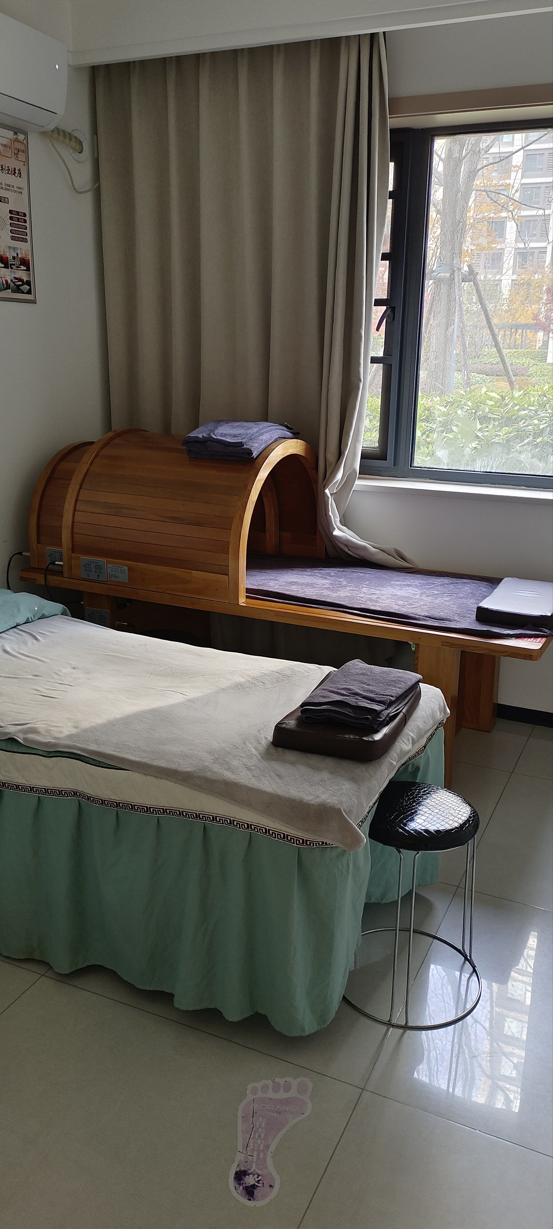 就在小区里一楼方便好找,店里环境干净整洁卫生,独立的美容床和包间